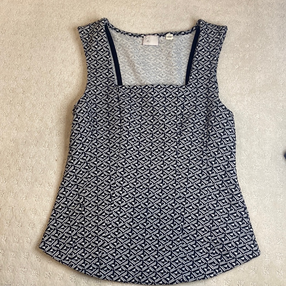 Small Women’s Black and White top